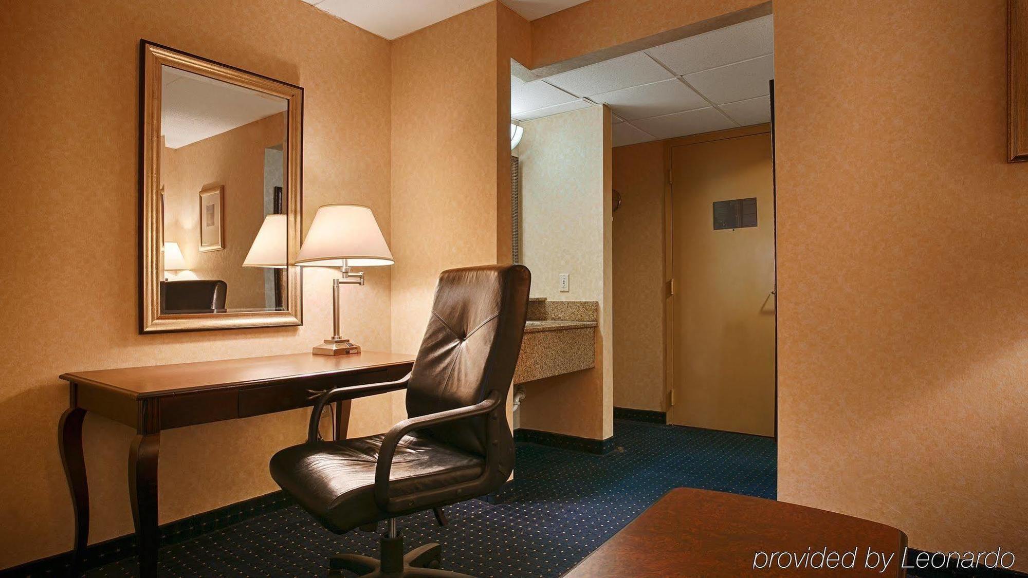 Best Western Historic Frederick Exterior photo